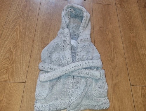 Next grey child - 's, dressing